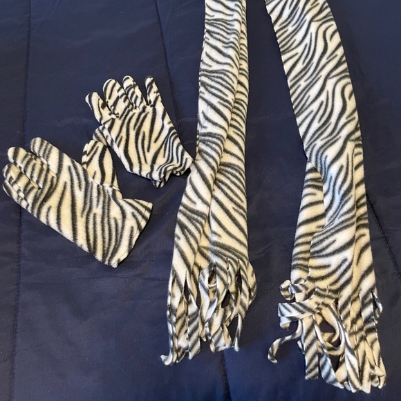 Zebra stripe animal print scarf and gloves. - Picture 3 of 3